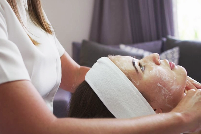 Facial Muscle Detoxification and Lifting Facial